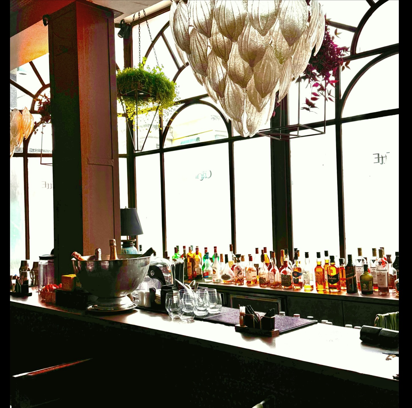Le bar — verrière et spiritueux d'exception