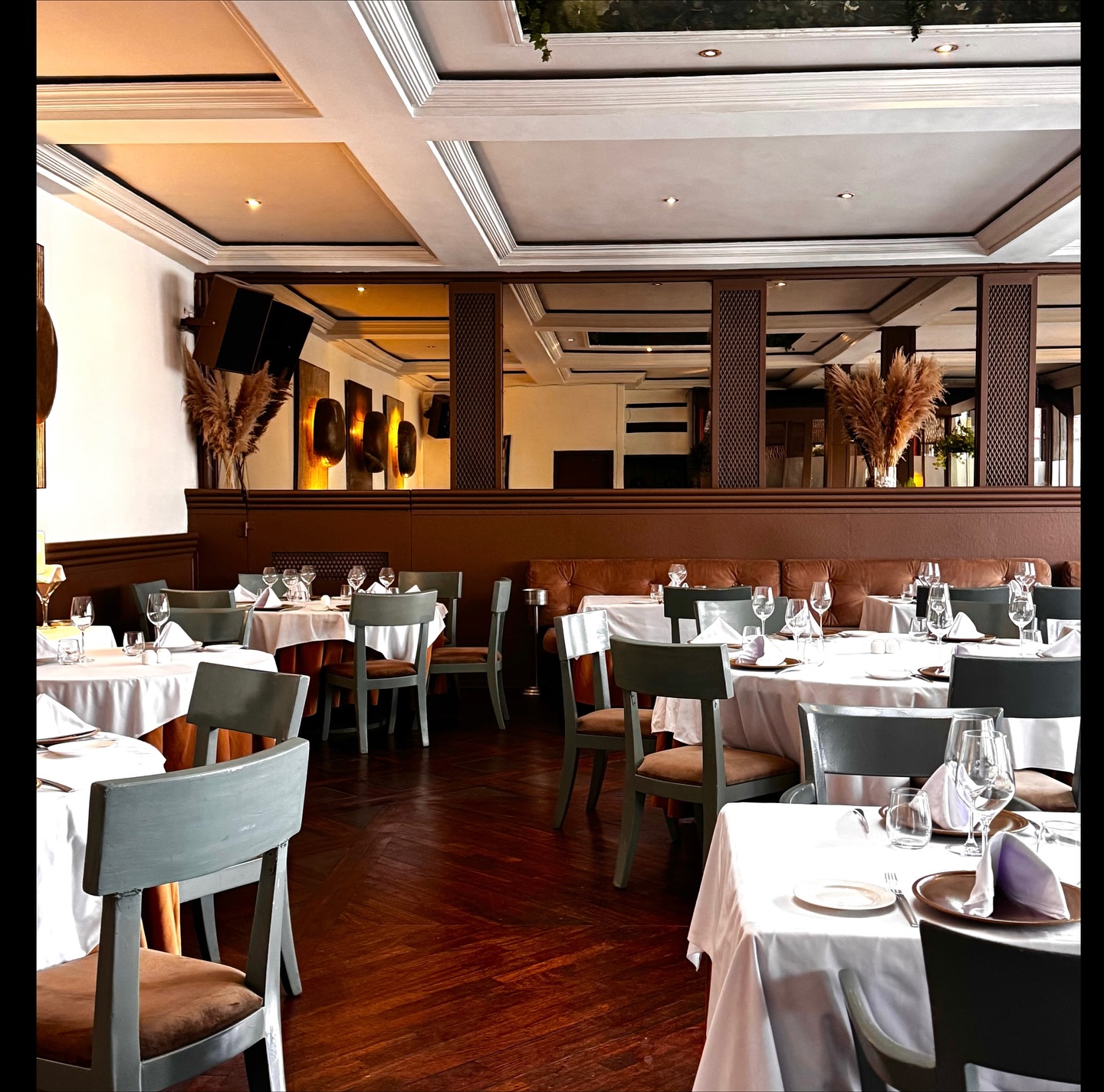La grande salle — banquettes cuir et parquet